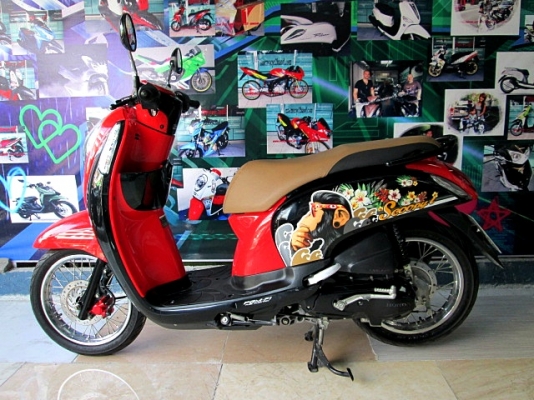 scoopy i สีดำแดง เข้มสดสวยยอดนิยม  เครื่องยนต์เดิมๆจากศูนย์  ไมล์ 4 พันโล แถม 4 รายการ