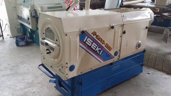 เครื่องสีข้าวกล้องเก่าญี่ปุ่น  ISEKI รุ่น 255 สภาพเครื่องดี พร้อมใช้งาน  ขนาดกระทัดรัด มีล้อลากด้านล่างทำให้เคลื่อนย้ายสะดวก