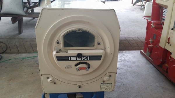 เครื่องสีข้าวกล้องเก่าญี่ปุ่น  ISEKI รุ่น 255 สภาพเครื่องดี พร้อมใช้งาน  ขนาดกระทัดรัด มีล้อลากด้านล่างทำให้เคลื่อนย้ายสะดวก