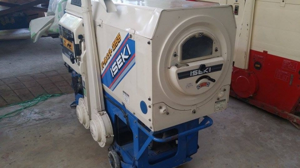 เครื่องสีข้าวกล้องเก่าญี่ปุ่น  ISEKI รุ่น 255 สภาพเครื่องดี พร้อมใช้งาน  ขนาดกระทัดรัด มีล้อลากด้านล่างทำให้เคลื่อนย้ายสะดวก