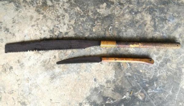 เลื่อยมือด้ามไม้เก่า ยาวใหญ่ ของเก่าของโบราณ เหมาะเอาไปแขวนโชว์มากกว่านำไปใช้งาน มีคุณค่าตามกาลเวลา น่าสะสม