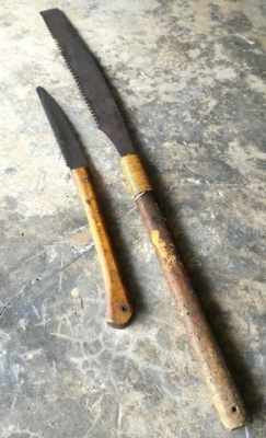 เลื่อยมือด้ามไม้เก่า ยาวใหญ่ ของเก่าของโบราณ เหมาะเอาไปแขวนโชว์มากกว่านำไปใช้งาน มีคุณค่าตามกาลเวลา น่าสะสม