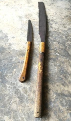 เลื่อยมือด้ามไม้เก่า ยาวใหญ่ ของเก่าของโบราณ เหมาะเอาไปแขวนโชว์มากกว่านำไปใช้งาน มีคุณค่าตามกาลเวลา น่าสะสม