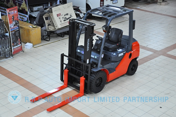 ขายรถโฟล์คลิฟท์มือสอง TOYOTA รุ่น 8FD25-18928 ราคา 475,000 บาท นำเข้าจากประเทศญี่ปุ่น 100\% ไม่เคยใช้งานในไทย