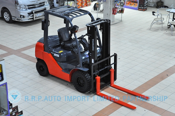 ขายรถโฟล์คลิฟท์มือสอง TOYOTA รุ่น 8FD25-18928 ราคา 475,000 บาท นำเข้าจากประเทศญี่ปุ่น 100\% ไม่เคยใช้งานในไทย