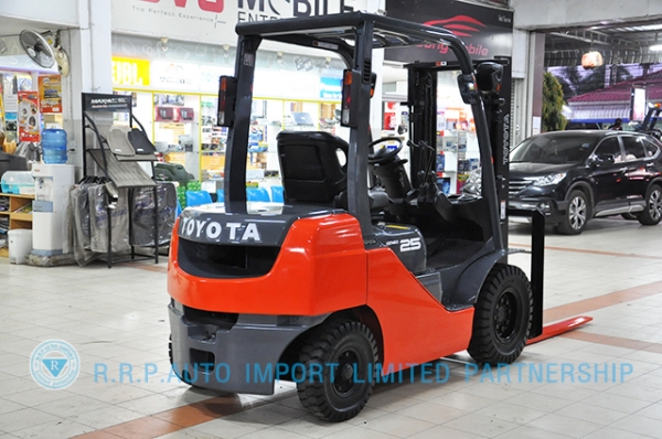 ขายรถโฟล์คลิฟท์มือสอง TOYOTA รุ่น 8FD25-18928 ราคา 475,000 บาท นำเข้าจากประเทศญี่ปุ่น 100\% ไม่เคยใช้งานในไทย