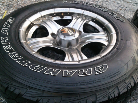 ขายแม็ก 6 รูขอบ15 พร้อมยาง DUNLOP 225/70R15 ยางปี09 สวยๆ จำนวน 1 ชุด