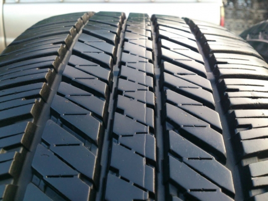 ขายยาง บริดสโตน 265/65R17 ยางสัปดาห์ที่45 ปี13  ดอกยางเต็มนิ่มหนาสดเท่ากันไม่แตกลายไม่ร้าวไม่กินข้างไม่มีปะสวยมาก จำนวน 1 ชุด
