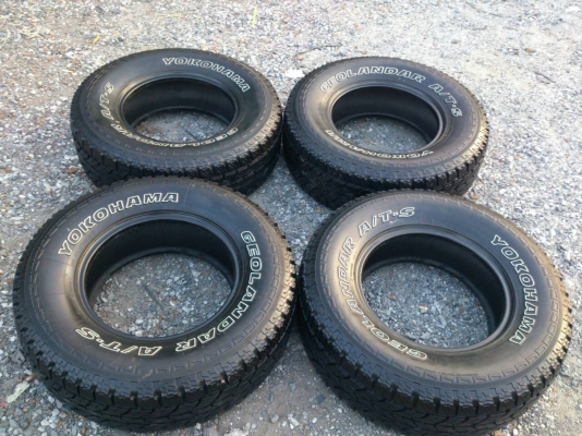 ขายยาง YOKOHAMA  A/T 265/70R16 ยางปี10 ดอกยางเต็มหนาเทากันใช้งานน้อยสวยๆ จำนวน 1 ชุด