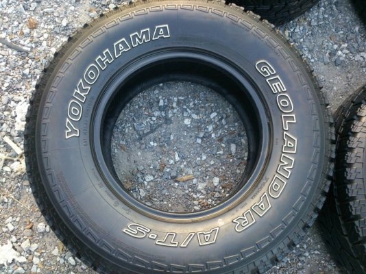 ขายยาง YOKOHAMA  A/T 265/70R16 ยางปี10 ดอกยางเต็มหนาเทากันใช้งานน้อยสวยๆ จำนวน 1 ชุด