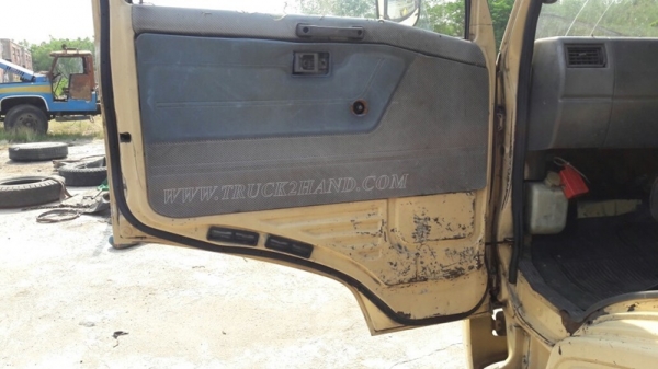 6 ล้อ HINO พื้นเรียบ