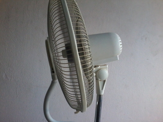 ขายพัดลมไอหมอกastina สวยๆลมแรงดูดี