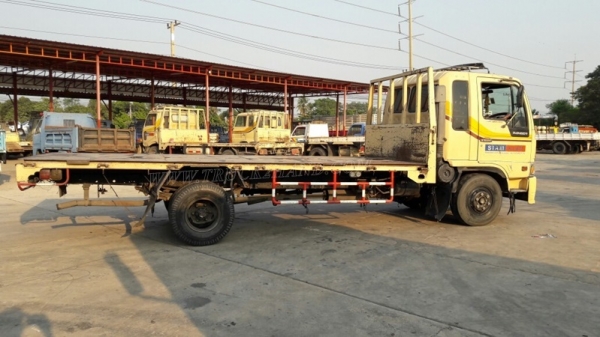 6 ล้อ HINO พื้นเรียบ