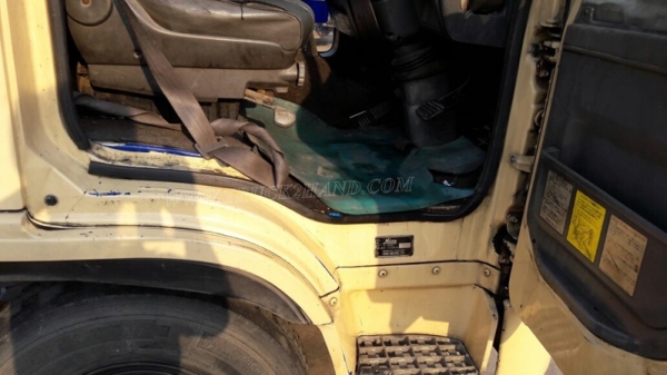 6 ล้อ HINO พื้นเรียบ