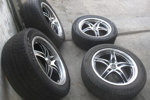 ล้อแม็ก17นิ้ว5รุ114 พร้อมยาง สวยๆ 4 ล้อ ราคา 6950 บาท