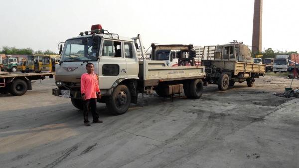 6 ล้อ HINO รุ่น FD 180 แรงม้า มีหัวเก๋งให้แต่สามารถไปประกอบได้เอง สนใจต่อรองราคาได้อีก