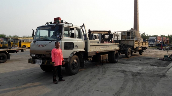 6 ล้อ HINO รุ่น FD 180 แรงม้า มีหัวเก๋งให้แต่สามารถไปประกอบได้เอง สนใจต่อรองราคาได้อีก