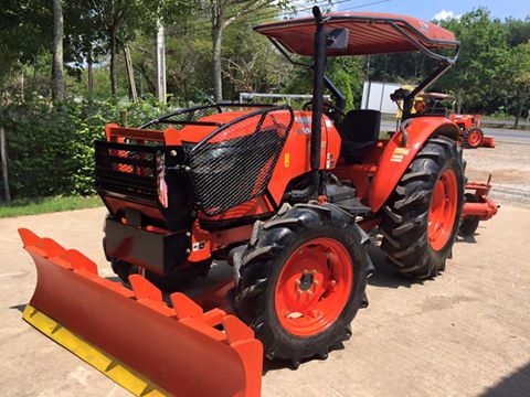 ขายรถไถ Kubota M6040 SU(4WD) พร้อมใบมีดและผานพรวน รถสวย พร้อมใช้งาน