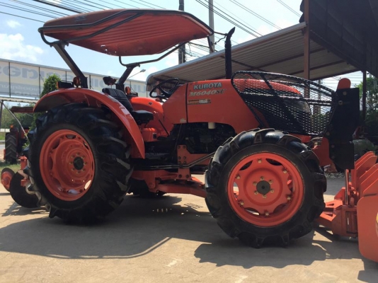 ขายรถไถ Kubota M6040 SU(4WD) พร้อมใบมีดและผานพรวน รถสวย พร้อมใช้งาน