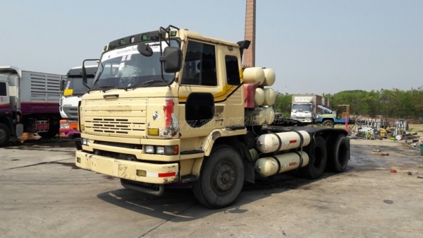 10ล้อ หัวลาก NISSAN UD 300 แรงม้า จดทะเบียนเมื่อปี 2544