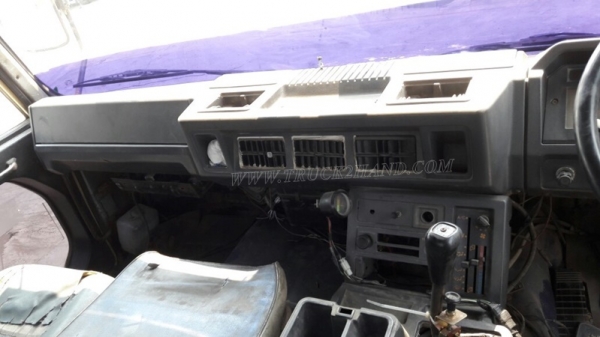 10ล้อ หัวลาก NISSAN UD 300 แรงม้า จดทะเบียนเมื่อปี 2544