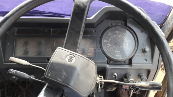 10ล้อ หัวลาก NISSAN UD 300 แรงม้า จดทะเบียนเมื่อปี 2544