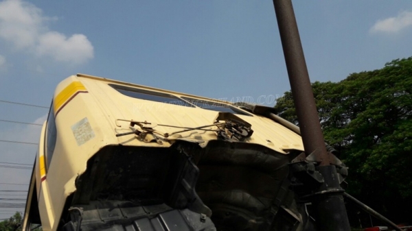 รถหัวลากฮีโน่ FM3MKLA ขนาด 240 แรงม้า ขับเคลื่อน 2 เพลา