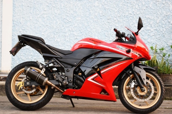 Ninja250 2012  รถบ้านแท้มือเดียว  เล่มชุดโอนครบ ของแต่งแน่น