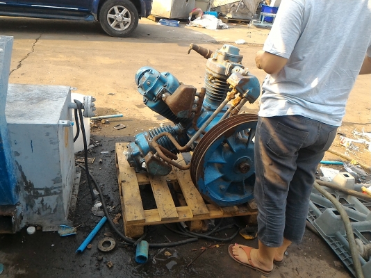 หัวปั๊มลม ยี่ห้อ Ingersoll Rand ( USA.) แบบลูกสูบ ขนาดใหญ่แบบ 3 สูบ  ตัวพูลเลย์ติดมาพร้อม ใช้มอเตอร์ขับ 20 - 30  แรงม้าขับ