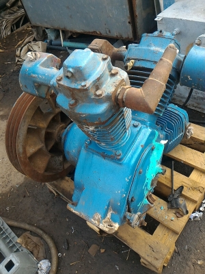 หัวปั๊มลม ยี่ห้อ Ingersoll Rand ( USA.) แบบลูกสูบ ขนาดใหญ่แบบ 3 สูบ  ตัวพูลเลย์ติดมาพร้อม ใช้มอเตอร์ขับ 20 - 30  แรงม้าขับ