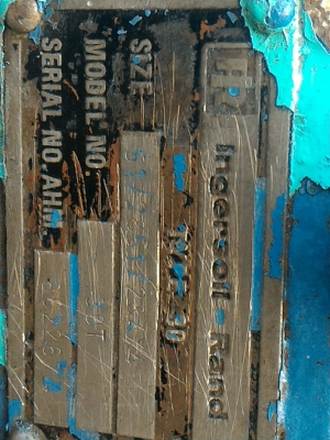 หัวปั๊มลม ยี่ห้อ Ingersoll Rand ( USA.) แบบลูกสูบ ขนาดใหญ่แบบ 3 สูบ  ตัวพูลเลย์ติดมาพร้อม ใช้มอเตอร์ขับ 20 - 30  แรงม้าขับ