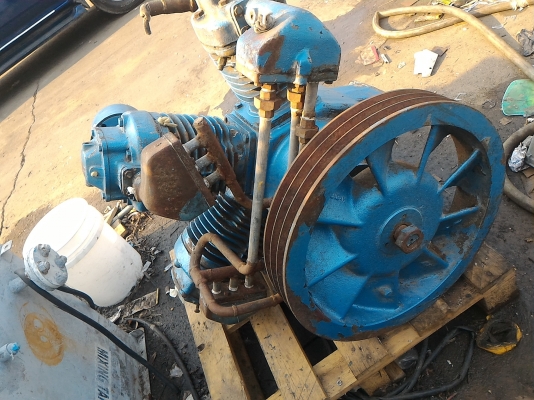 หัวปั๊มลม ยี่ห้อ Ingersoll Rand ( USA.) แบบลูกสูบ ขนาดใหญ่แบบ 3 สูบ  ตัวพูลเลย์ติดมาพร้อม ใช้มอเตอร์ขับ 20 - 30  แรงม้าขับ