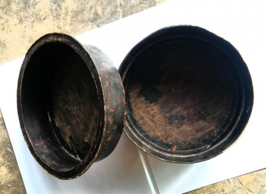 แอบหมาก แอบยาเก่าโบราณสุดๆ ลงรักดำเก่า มีสองชั้นเปิดปิดใช้งานได้ เหมาะไว้โชว์ที่สุด