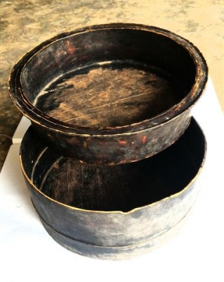 แอบหมาก แอบยาเก่าโบราณสุดๆ ลงรักดำเก่า มีสองชั้นเปิดปิดใช้งานได้ เหมาะไว้โชว์ที่สุด