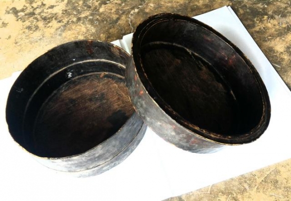 แอบหมาก แอบยาเก่าโบราณสุดๆ ลงรักดำเก่า มีสองชั้นเปิดปิดใช้งานได้ เหมาะไว้โชว์ที่สุด