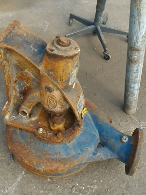 ปั็มน้ำขนาดท่อ 4 นิ้ว ยี่ห้อ TAKI จากญี่ปุ่น ดันน้ำขึ้นได้สูง 30 ม. ได้ปริมาณน้ำ 120000 ลิตร/ ชั่วโมง (เพลาด้านท้ายขาด