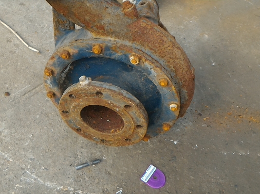 ปั็มน้ำขนาดท่อ 4 นิ้ว ยี่ห้อ TAKI จากญี่ปุ่น ดันน้ำขึ้นได้สูง 30 ม. ได้ปริมาณน้ำ 120000 ลิตร/ ชั่วโมง (เพลาด้านท้ายขาด