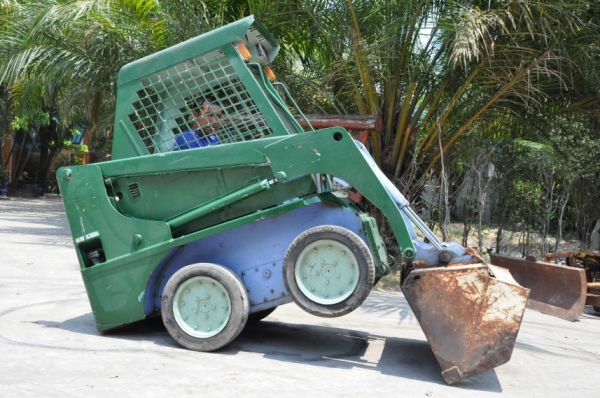 ขายรถตัก BOBCAT TCM603 ดีเซล ขับ4ล้อ สวยเดิมจากญี่ปุ่น ยังไม่เคยใช้ในไทย 95,000เท่านั้น!!