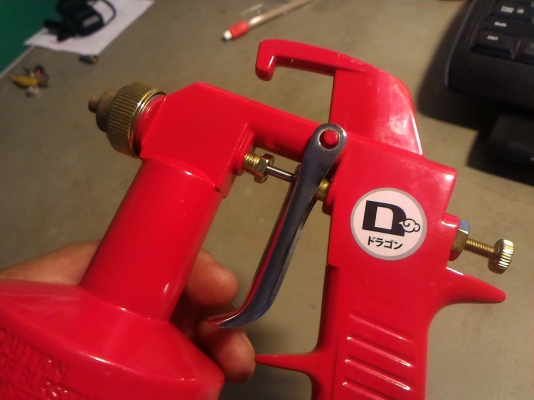 กาพ่นสีด้ามแดง (แบบกาล่างดูดสีขึ้น) ของใหม่ยี่ห้อ OSAKA  ปริมาณสี ได้จากตัวปืนพ่นเลย ปรับรูปแบบการพ่นของสีให้ออกแนวได้ทั้งแนวตั้งและแนวนอน