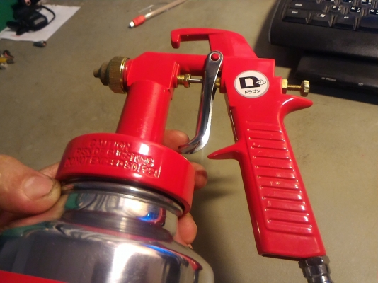 กาพ่นสีด้ามแดง (แบบกาล่างดูดสีขึ้น) ของใหม่ยี่ห้อ OSAKA  ปริมาณสี ได้จากตัวปืนพ่นเลย ปรับรูปแบบการพ่นของสีให้ออกแนวได้ทั้งแนวตั้งและแนวนอน