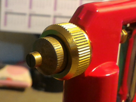 กาพ่นสีด้ามแดง (แบบกาล่างดูดสีขึ้น) ของใหม่ยี่ห้อ OSAKA  ปริมาณสี ได้จากตัวปืนพ่นเลย ปรับรูปแบบการพ่นของสีให้ออกแนวได้ทั้งแนวตั้งและแนวนอน