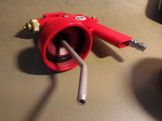 กาพ่นสีด้ามแดง (แบบกาล่างดูดสีขึ้น) ของใหม่ยี่ห้อ OSAKA  ปริมาณสี ได้จากตัวปืนพ่นเลย ปรับรูปแบบการพ่นของสีให้ออกแนวได้ทั้งแนวตั้งและแนวนอน
