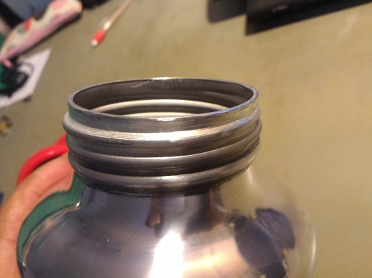 กาพ่นสีด้ามแดง (แบบกาล่างดูดสีขึ้น) ของใหม่ยี่ห้อ OSAKA  ปริมาณสี ได้จากตัวปืนพ่นเลย ปรับรูปแบบการพ่นของสีให้ออกแนวได้ทั้งแนวตั้งและแนวนอน