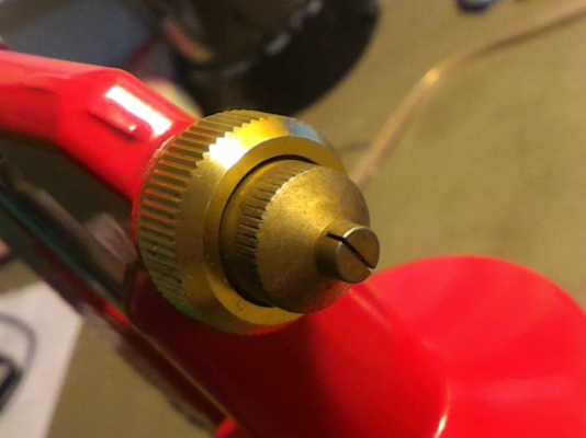 กาพ่นสีด้ามแดง (แบบกาล่างดูดสีขึ้น) ของใหม่ยี่ห้อ OSAKA  ปริมาณสี ได้จากตัวปืนพ่นเลย ปรับรูปแบบการพ่นของสีให้ออกแนวได้ทั้งแนวตั้งและแนวนอน