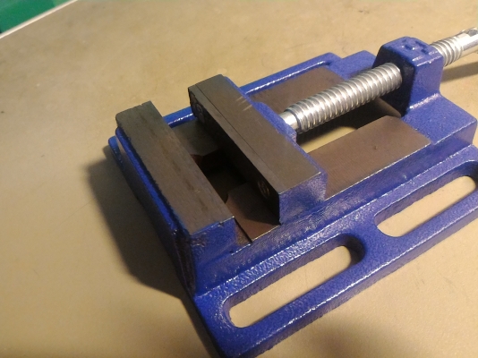 ปากกาจับชิ้นงาน 3 นิ้ว บนแท่นสว่าน หรือยึดบนโต้ะได้ ใช้จับชิ้นงานในการเจาะ ทำเกลี่ยว อื่นๆ ช่วยให้การทำงานง่ายขึ้น