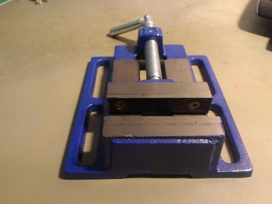 ปากกาจับชิ้นงาน 3 นิ้ว บนแท่นสว่าน หรือยึดบนโต้ะได้ ใช้จับชิ้นงานในการเจาะ ทำเกลี่ยว อื่นๆ ช่วยให้การทำงานง่ายขึ้น