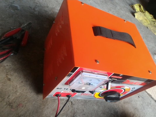 เครื่องชาร์ทแบตเตอรี Makita ขนาดกระแสชาร์ท 10 A. กระน้อยแบตไม่ฝัง ใช้ได้ตั้งแต่ 6 - 12  V.  ปรับตั้งกระแสชาร์ทได้ หลายระดับ