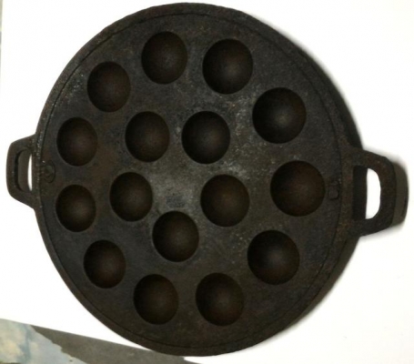 กระทะขนมครกงานเก่า ตราไก่ เหล็กหล่อหนาๆ หนักมาก ถ้าเบิกใหม่หลายพันนะ เอาไปตกแต่งร้านสวยไปอีกแบบครับ