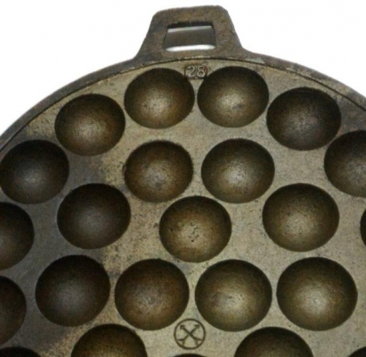 กระทะขนมครกงานงานเก่าสวย ตราไก่ และตราลูกศรคู่28 เหล็กหล่อหนา และหนักมากๆ เอาไปตกแต่งร้านค้าหรือนำไปใช้งานทำขนมครกขายได้เลยครับ