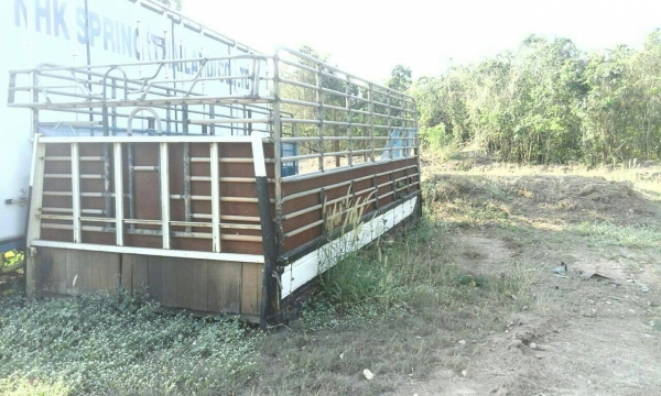 คอกเหล็ก หกล้อ